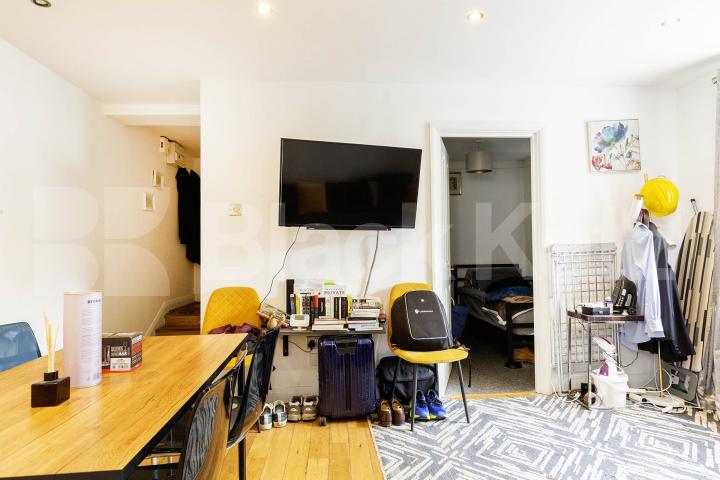 Two bed apartment located within a gated double fronted development  Camden Road, Camden Borders
